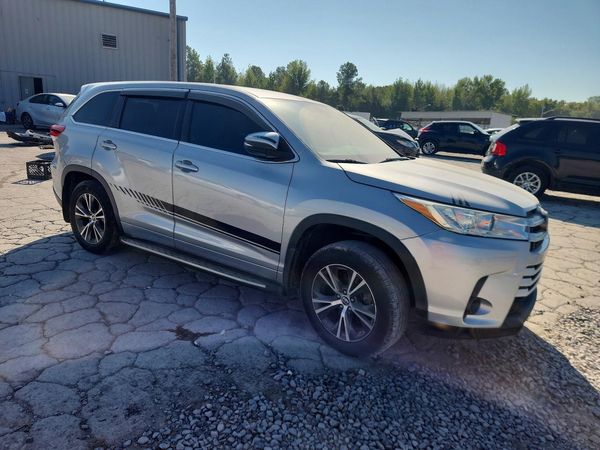 2017 TOYOTA HIGHLANDER — Passenger 3/4