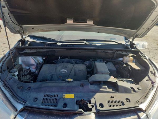 2017 TOYOTA HIGHLANDER — Engine bay