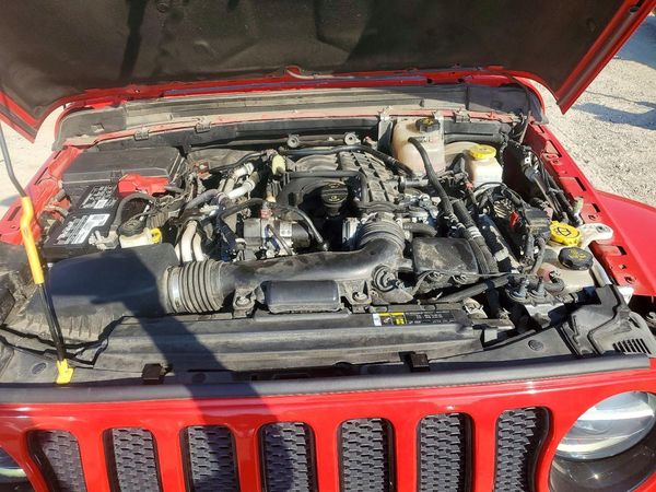 2020 JEEP WRANGLER UNLIMITED Unlimited Sahara — Engine bay