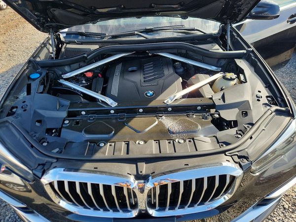 2020 BMW X5 xDrive40i — Engine bay