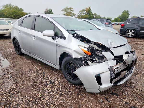2013 TOYOTA PRIUS — Passenger 3/4