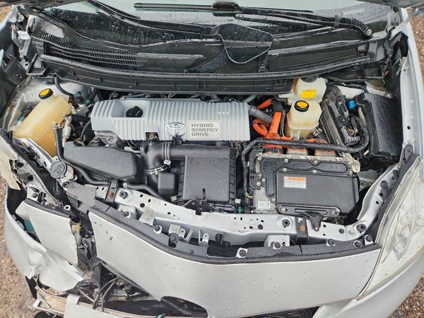 2013 TOYOTA PRIUS — Engine bay