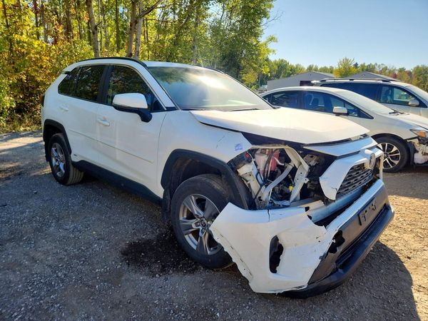 2024 TOYOTA RAV4 XLE — Passenger 3/4