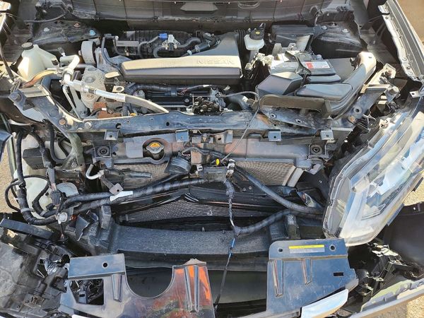 2019 NISSAN ROGUE — Engine bay