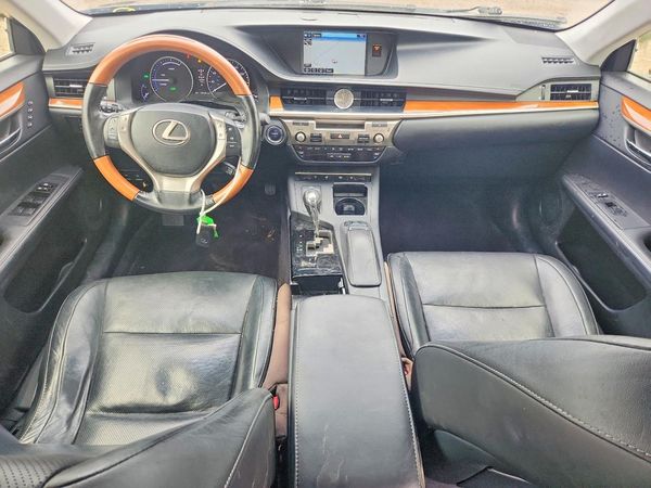 2015 LEXUS ES 300h — Passenger 3/4