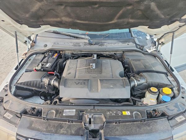 2012 LAND ROVER RANGEROVER HSE LUX — Engine bay
