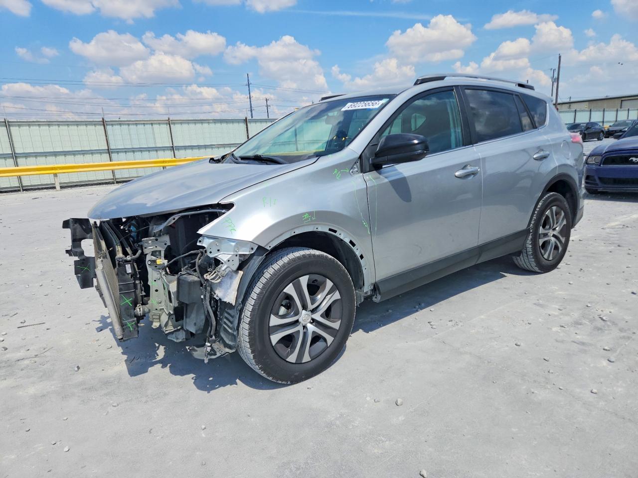 2018 TOYOTA RAV4 — Front 3/4
