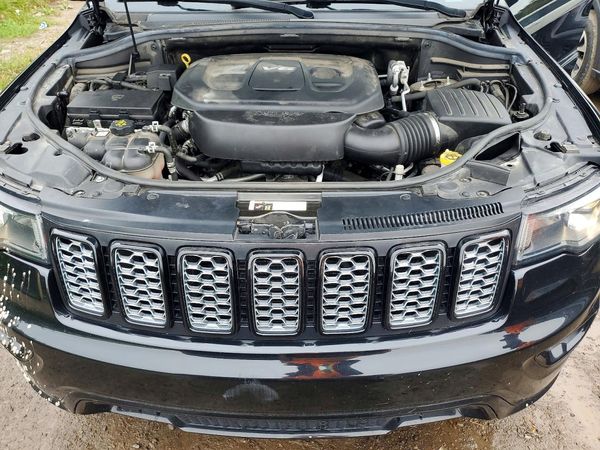 2018 JEEP GRAND CHEROKEE Laredo — Engine bay