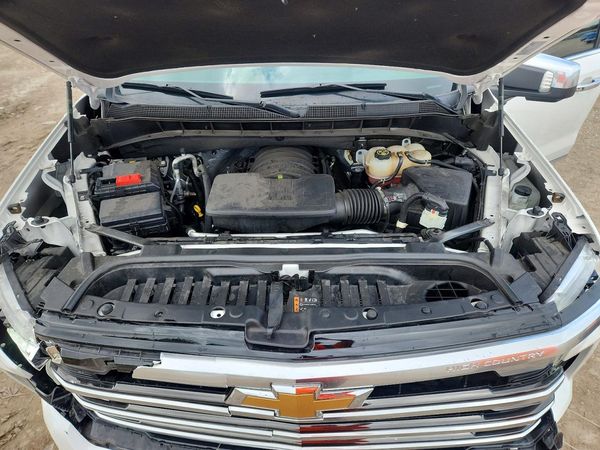 2024 CHEVROLET SILVERADO High Country — Engine bay