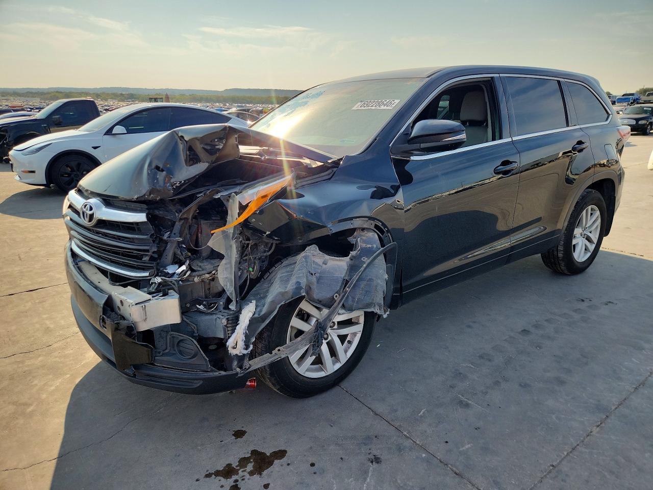 2016 TOYOTA HIGHLANDER Base/Hybrid — Front 3/4