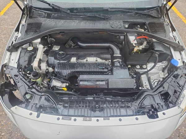 2014 VOLVO S60 — Engine bay