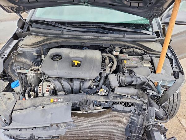 2020 HYUNDAI ELANTRA SE — Engine bay