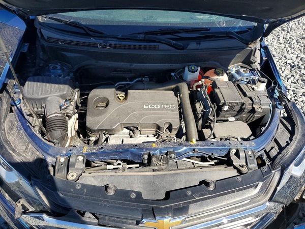 2020 CHEVROLET EQUINOX LT (1LT) — Engine bay