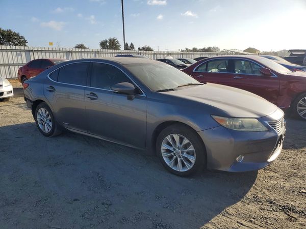 2013 LEXUS ES 300h — Passenger 3/4