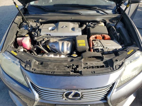 2013 LEXUS ES 300h — Engine bay