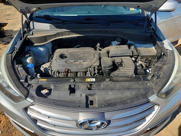2017 HYUNDAI SANTA FE — Engine bay