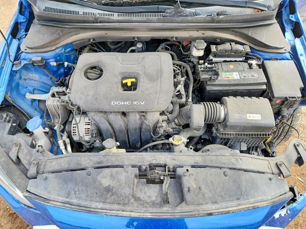 2018 HYUNDAI ELANTRA — Engine bay
