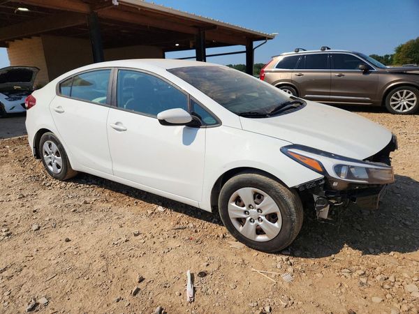 2018 KIA FORTE — Passenger 3/4