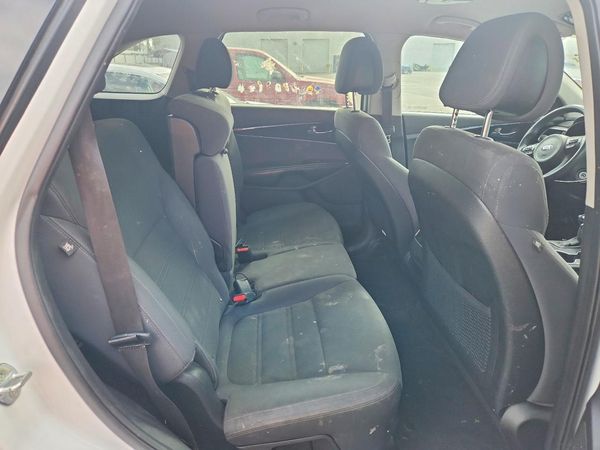 2016 KIA SORENTO L / LX