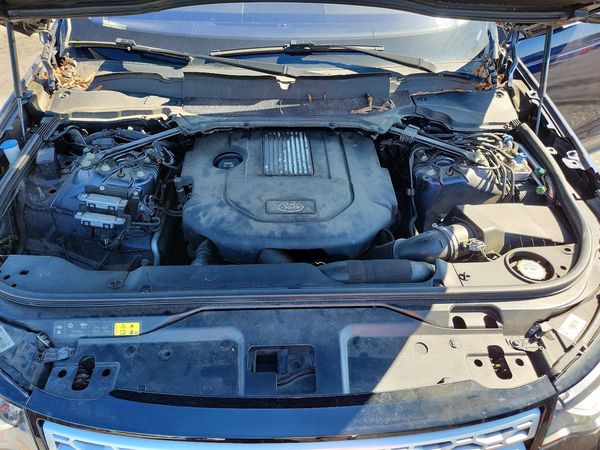 2017 LAND ROVER DISCOVERY HSE — Engine bay