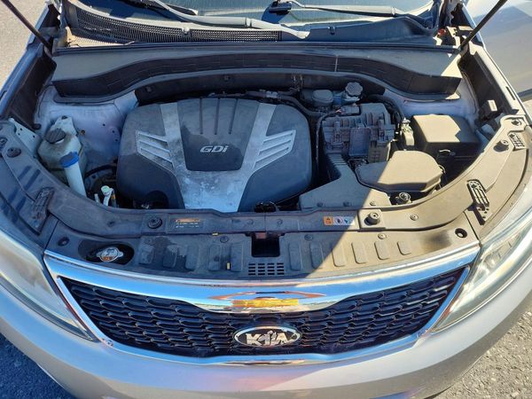 2014 KIA SORENTO Base/ LX — Engine bay