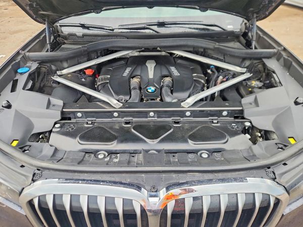 2019 BMW X7 xDrive50i — Engine bay