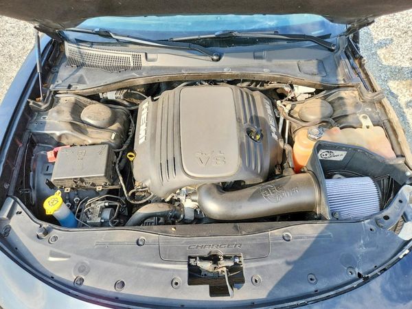 2017 DODGE CHARGER R/T — Engine bay