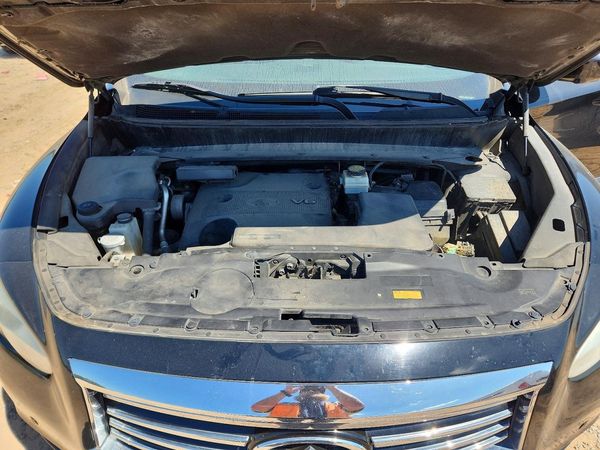 2013 INFINITI JX35 — Engine bay