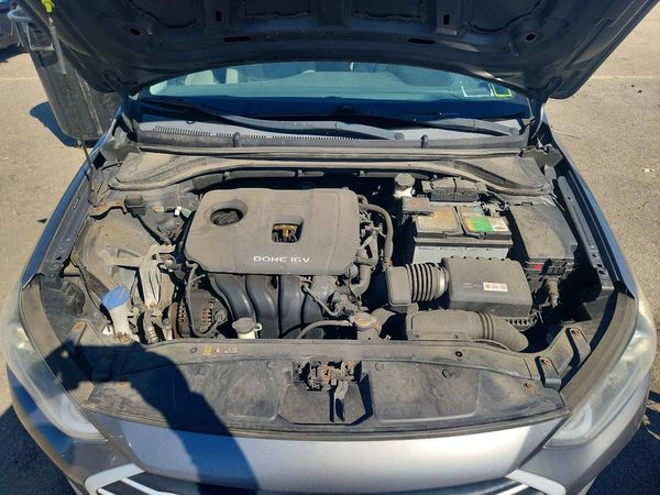 2018 HYUNDAI ELANTRA SE — Engine bay