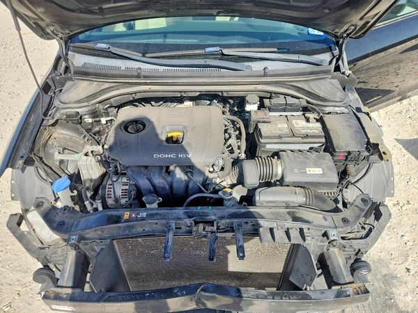 2017 HYUNDAI ELANTRA — Engine bay