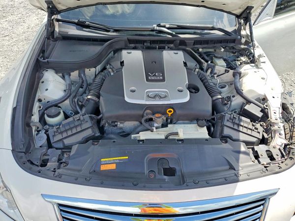 2013 INFINITI G37 — Engine bay