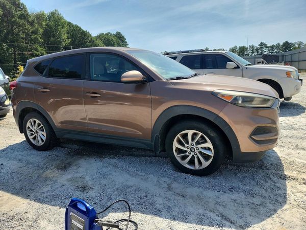 2017 HYUNDAI TUCSON SE (no options)