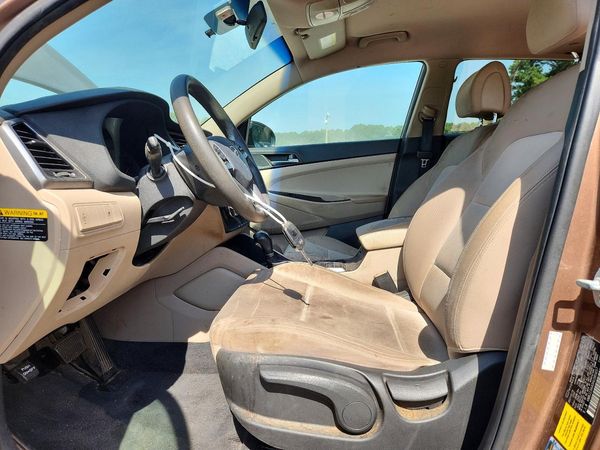 2017 HYUNDAI TUCSON SE (no options)
