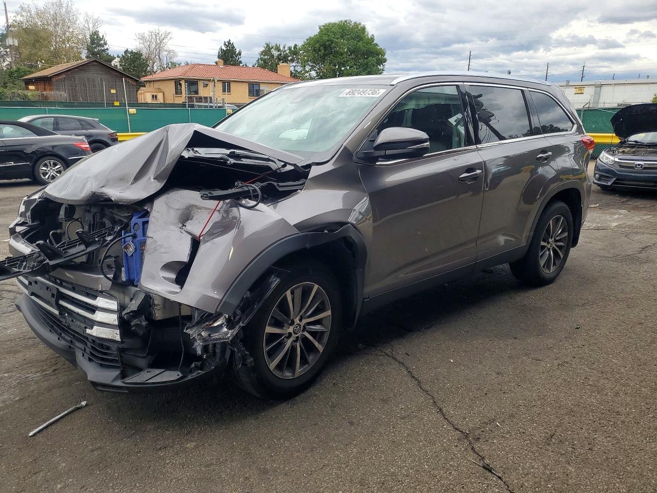 2019 TOYOTA HIGHLANDER SE/XLE — Front 3/4