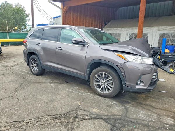 2019 TOYOTA HIGHLANDER SE/XLE — Passenger 3/4