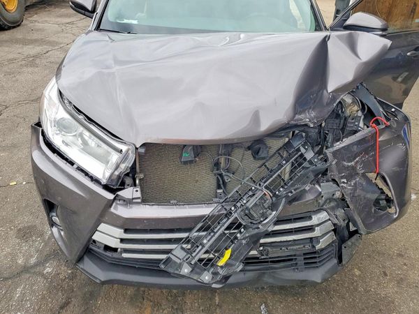 2019 TOYOTA HIGHLANDER SE/XLE — Engine bay