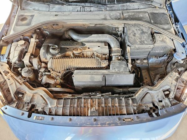 2014 VOLVO S60 — Engine bay