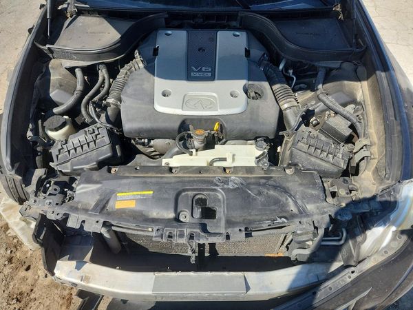 2013 INFINITI G37 — Engine bay