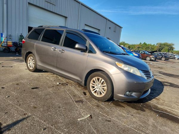 2017 TOYOTA SIENNA