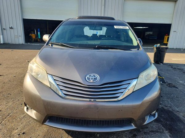 2017 TOYOTA SIENNA