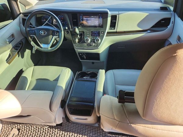2017 TOYOTA SIENNA