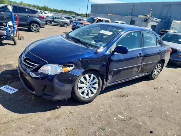 2013 TOYOTA COROLLA — Front 3/4