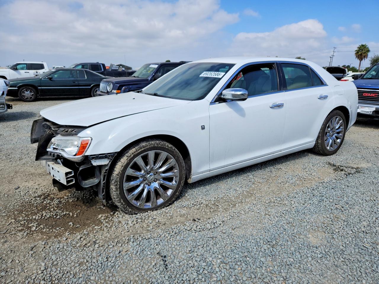 2013 CHRYSLER 300 — Front 3/4