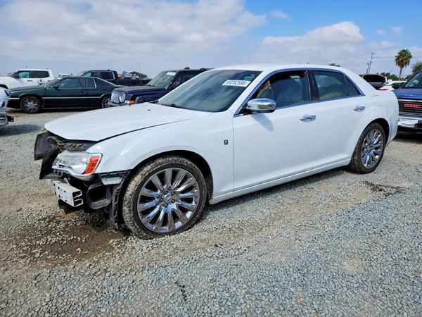 2013 CHRYSLER 300 — Front 3/4