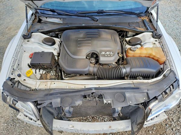 2013 CHRYSLER 300 — Engine bay