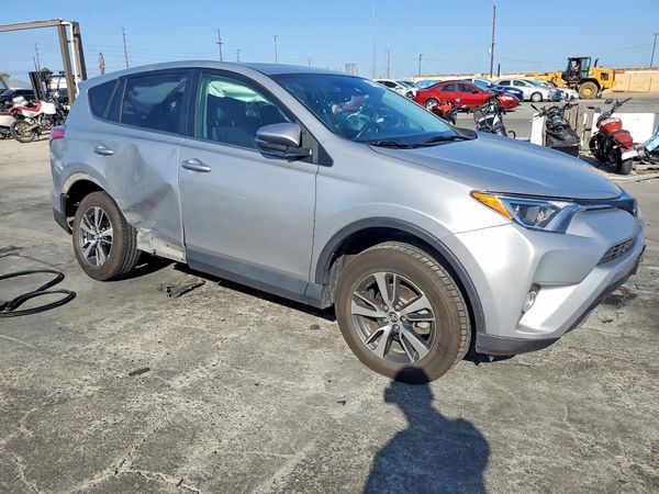 2018 TOYOTA RAV4 Adventure/XLE — Passenger 3/4