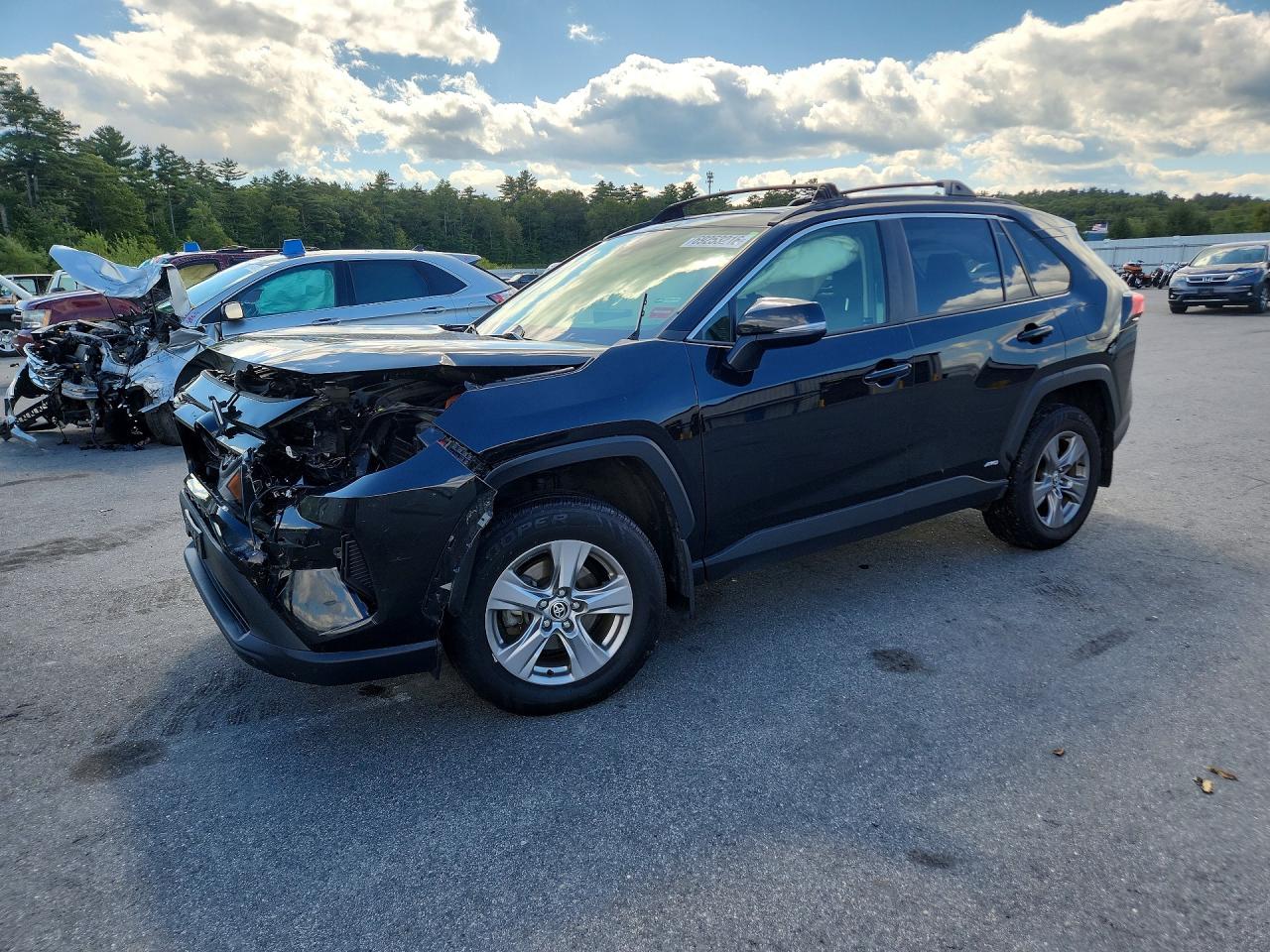 2024 TOYOTA RAV4 XLE — Front 3/4
