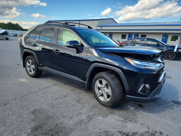 2024 TOYOTA RAV4 XLE — Passenger 3/4