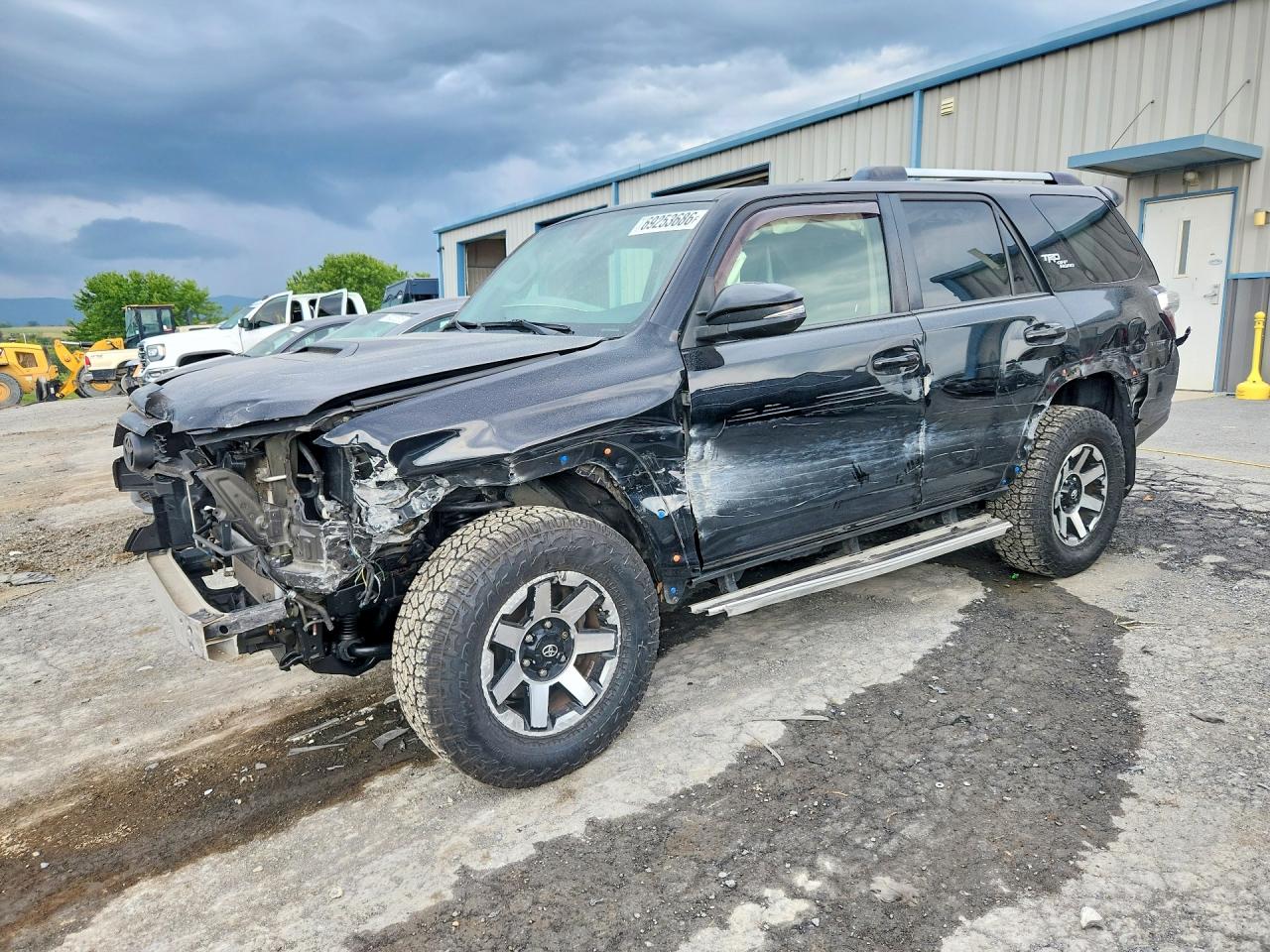 2018 TOYOTA 4RUNNER — Front 3/4