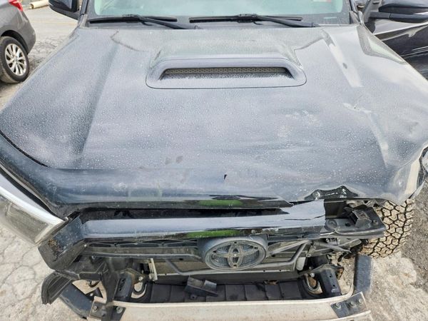 2018 TOYOTA 4RUNNER — Engine bay
